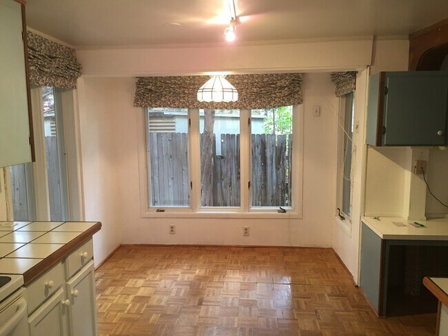 Building Photo - *MAXED OUT ON APPLICATIONS, NOT ACCEPTING MORE* Location, location, location. Great 4 bedroom one...