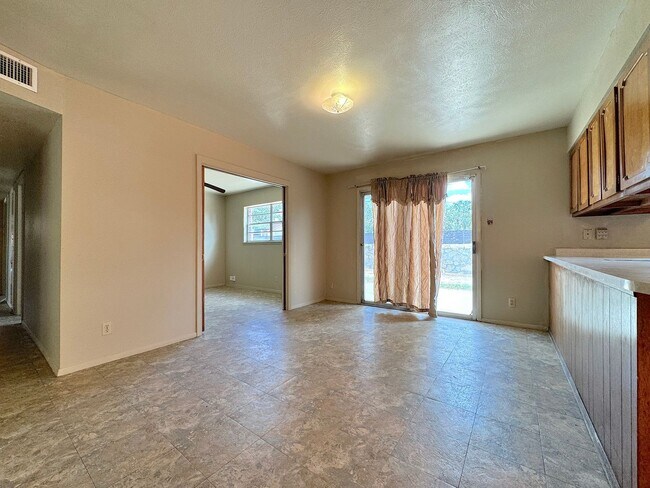 Building Photo - East El Paso 4 bed Refrig A/C