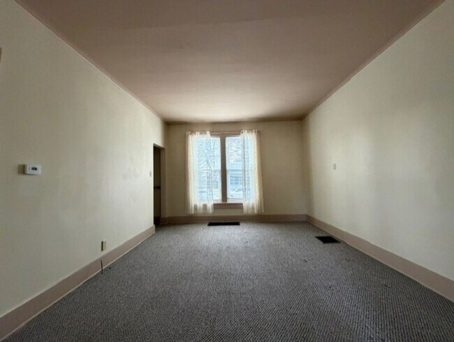 Building Photo - 22 - 22 1/2  Willis Ave