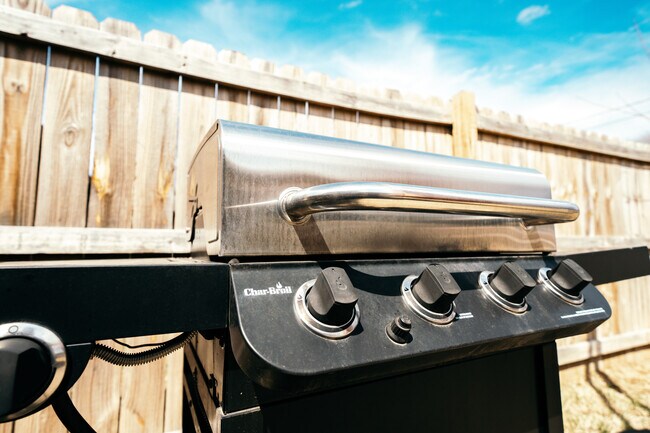 Building Photo - 1605 SE P St