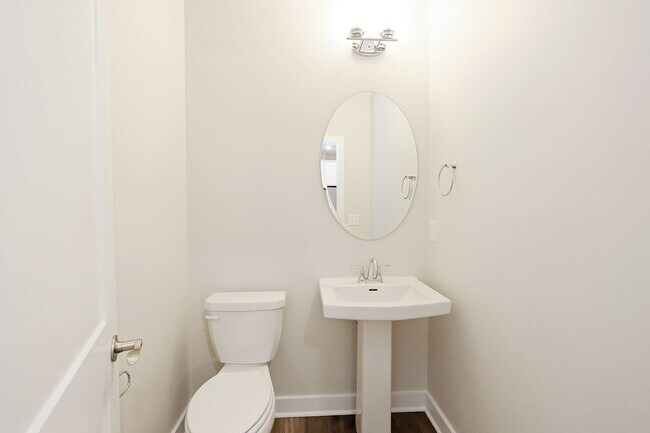 Building Photo - Dog-Friendly S. Albemarle Townhome