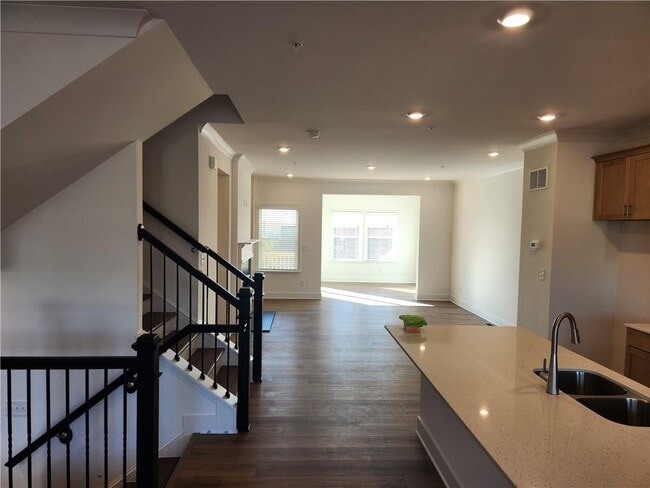 Building Photo - 404 Brodie Dr