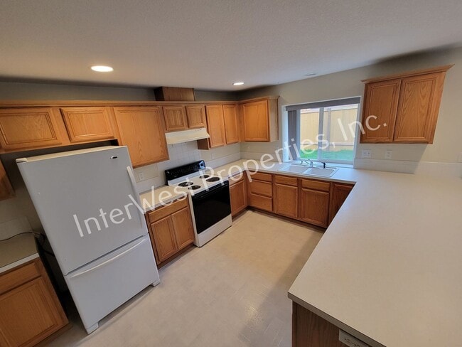 Building Photo - Tigard 3 Bd 2ba Ranch Style Home on Flag L...