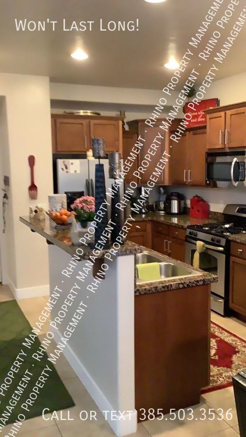 Building Photo - 3 Bed/3.5 Bath End Unit Townhouse in Sandy