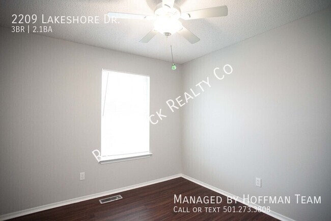 Building Photo - 2209 Lakeshore Dr