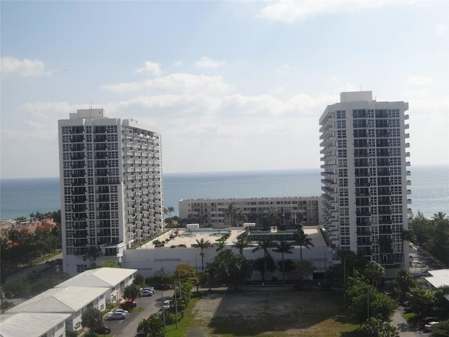 Building Photo - 525 N Ocean Blvd