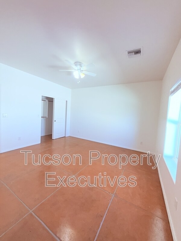 Building Photo - 324 W 23rd St