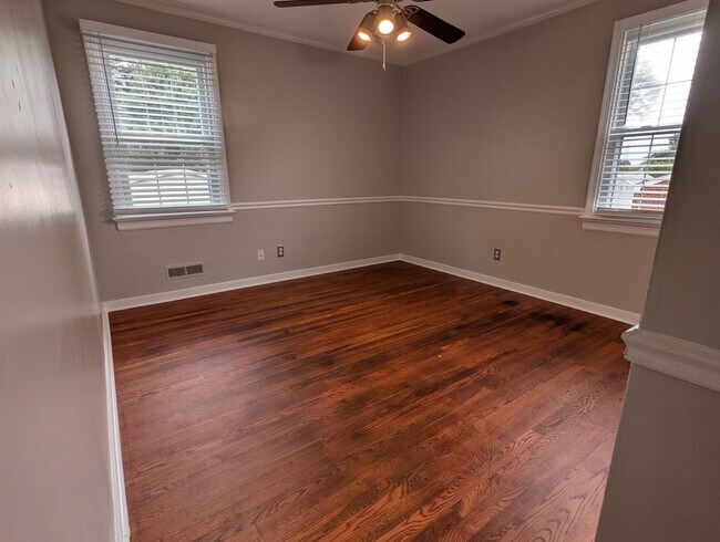 Building Photo - 4 Bedroom West End Home - Garage and Fenced Backyard!