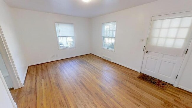 Building Photo - 910 Sylvan Ave