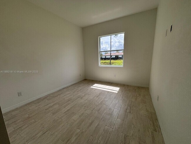 Building Photo - 1018 Maddock St E