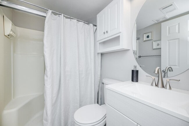 Building Photo - 502 Windsong Cir