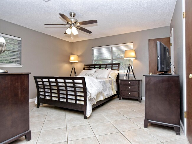 Building Photo - 1301 Post Oak Cir
