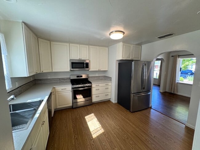 Building Photo - Charming Updated 4-Bedroom Home in the Gar...