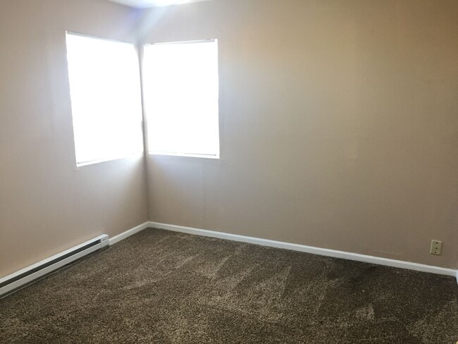 Building Photo - $1000 - 2 Bedroom 1 Bath Duplex - Newly Re...