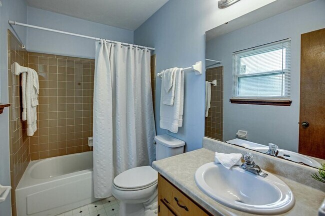 Building Photo - 3232 Riddle Dr