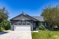 Building Photo - Tranquil Retreat in Trailside