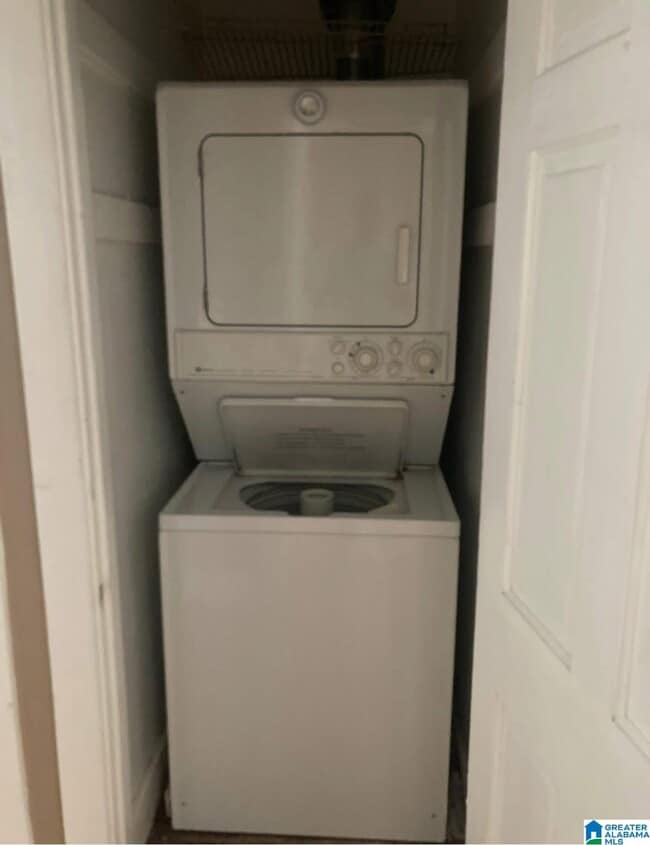 Building Photo - 303 S Broadway Ave