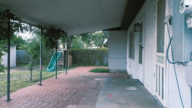 Building Photo - 312 McKnight Dr