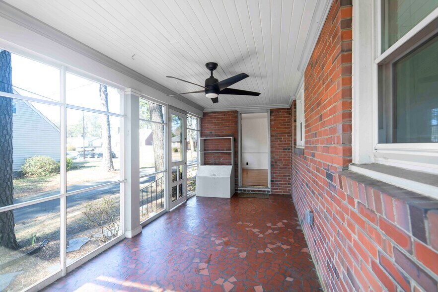 Building Photo - 161 Blades St