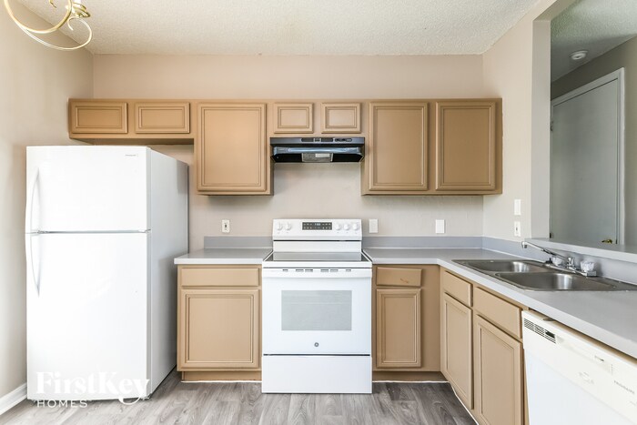 Building Photo - 702 Cotulla Dr