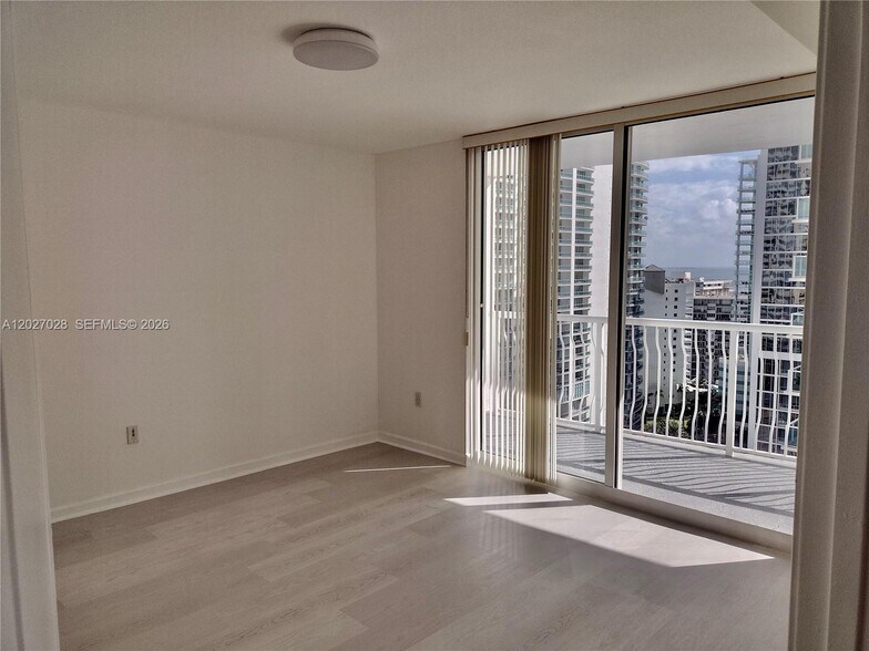 Building Photo - 1200 Brickell Bay Dr
