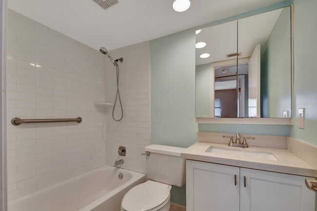 Building Photo - 4640 Lucerne Lakes Blvd W