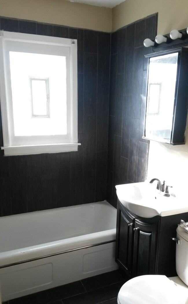 Building Photo - 1421 E 4th St