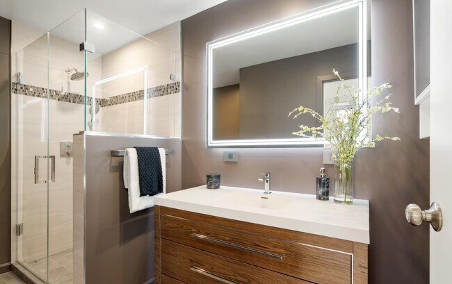 Building Photo - 600 St Albans Dr