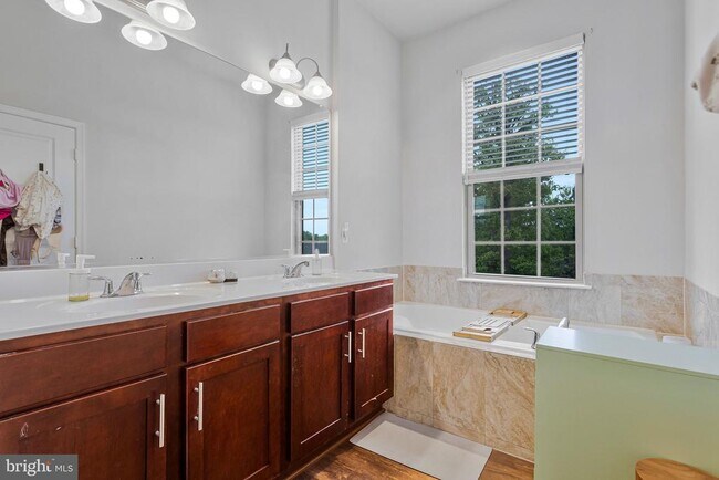 Building Photo - 703 Skippers Ln