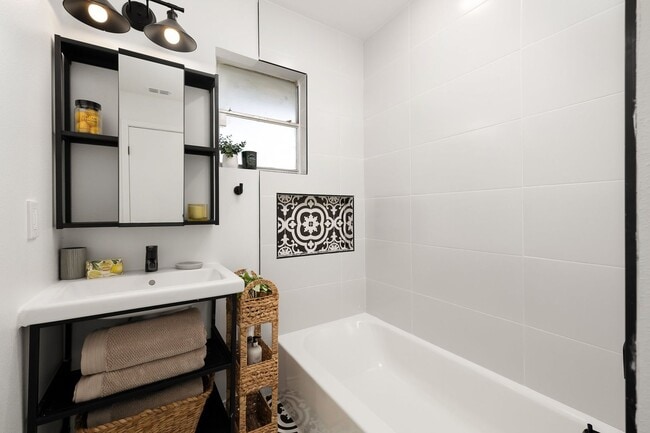 Building Photo - Sunny & Stylish Mission Home!