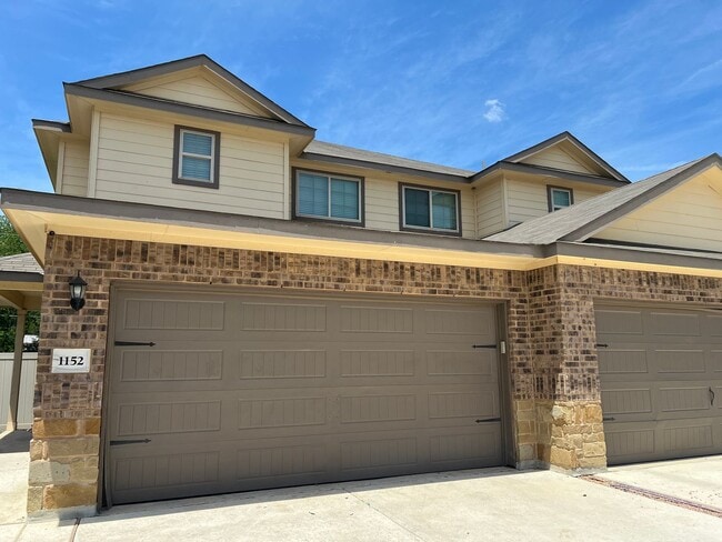 Building Photo - Luxury 3/2 Townhouse in Seguin, TX