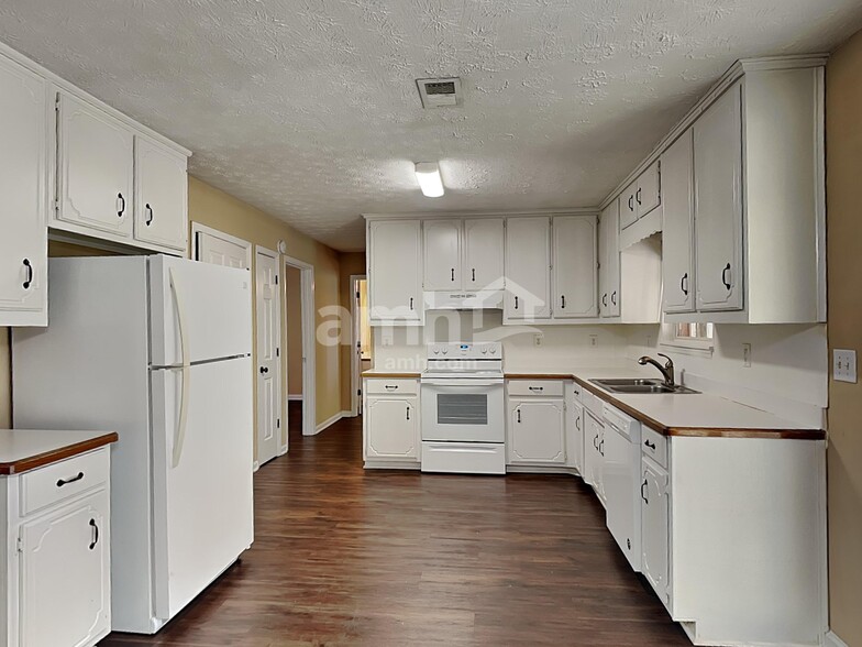 Building Photo - 685 Oxford Hall Dr SW