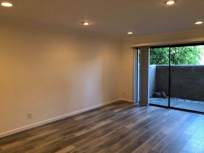 Building Photo - Amazing 1BD/1BA Condo in Prime Woodland Hi...