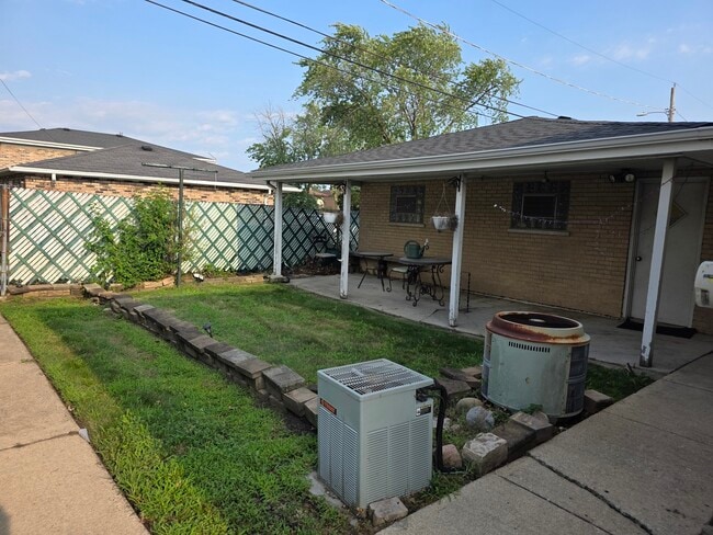 Building Photo - 525 Yates Ave