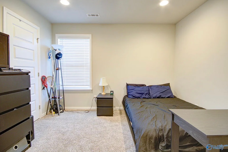 upstairs bedroom 2 - 291 Avebury Rd