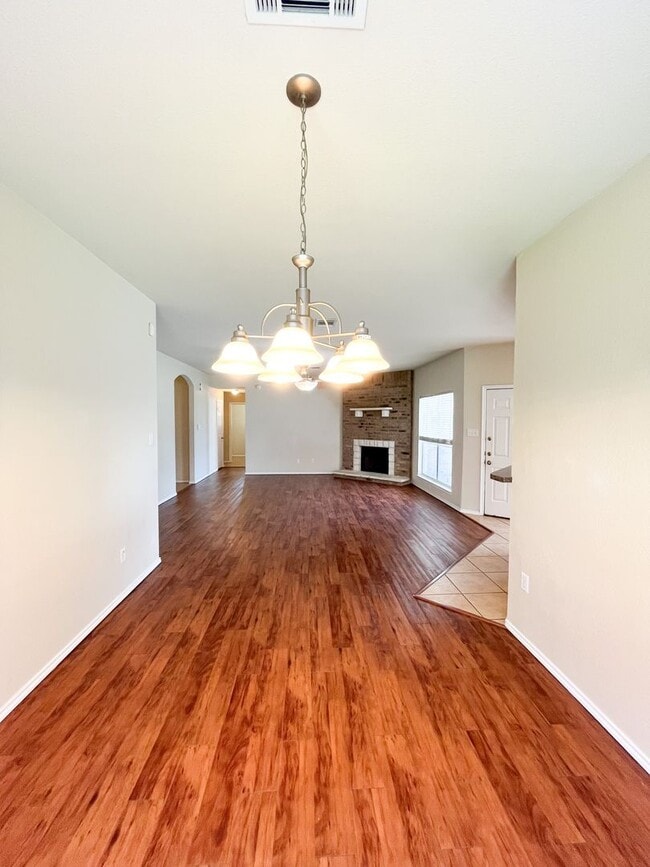 Building Photo - Available NOW!!!! Open floor plan features...