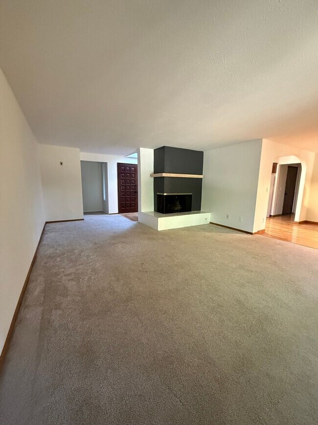 Building Photo - Pet Friendly Home with Pool Access!
