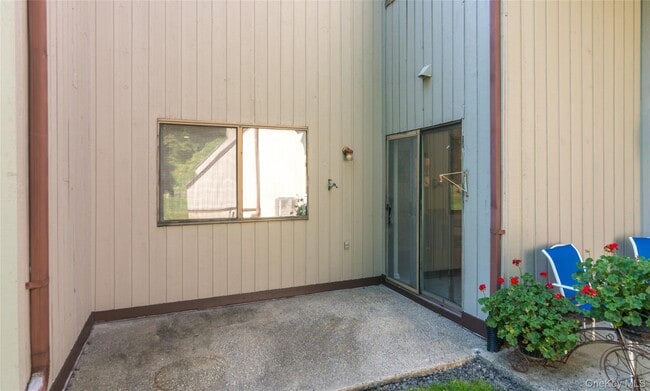 Building Photo - 327 N Greeley Ave