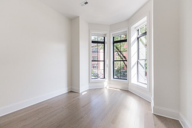 Building Photo - 509 W Armitage Ave