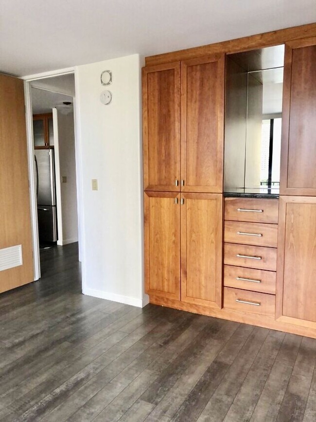 Building Photo - Tastefully Designed 1 bedroom in  Waikiki