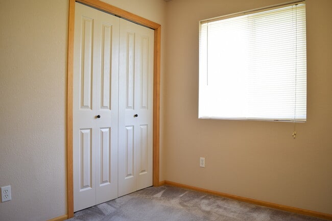 Building Photo - Beautiful 3 bed 2.5 bath townhome for rent!