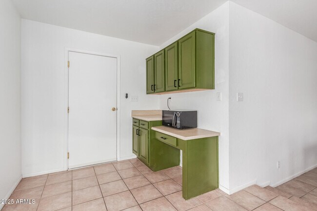 Building Photo - 2361 E Riviera Dr