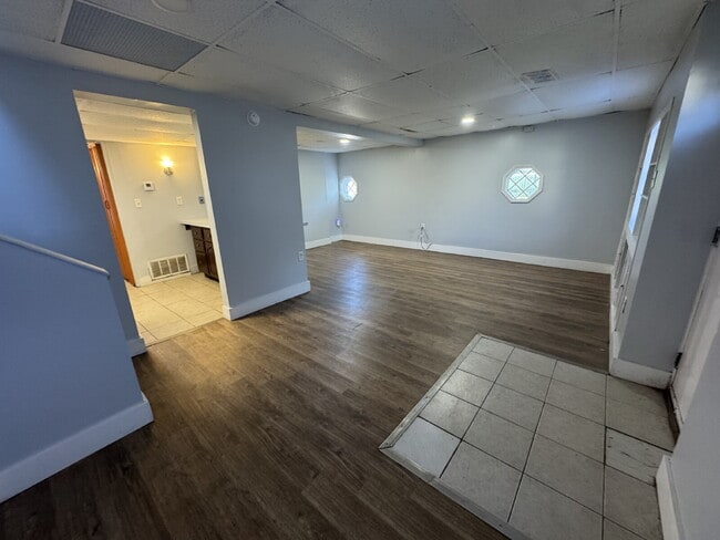 Building Photo - "Your Own Little Hideaway" — Private 2 Bed Home with Balcony & Yard
