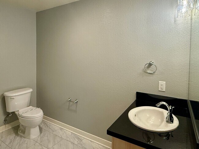 Building Photo - Spacious, Luxurious Modern 2 Bedroom, 2 Bathroom condo on the Top Floor of the Highly Desired Pla...