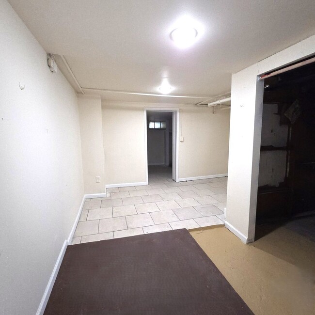 Building Photo - 3 bedroom with modern Kitchen