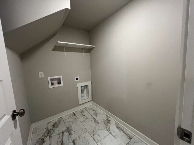 Building Photo - Luxury Living for Lease in Hendersonville!