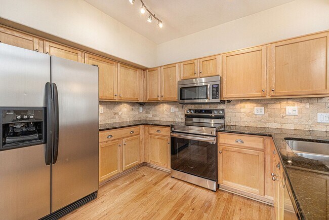 Building Photo - Bright & Spacious End-Unit Townhome with High Ceilings, Fireplace and over 1500 sqft of Living Sp...