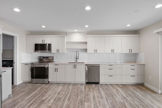 Building Photo - Beautifully Remodeled 3-Bedroom Townhome!