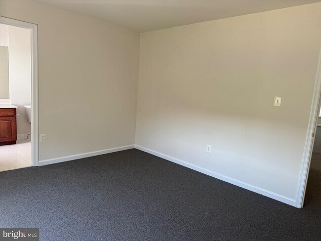 Building Photo - 9719 Inkwood Dr