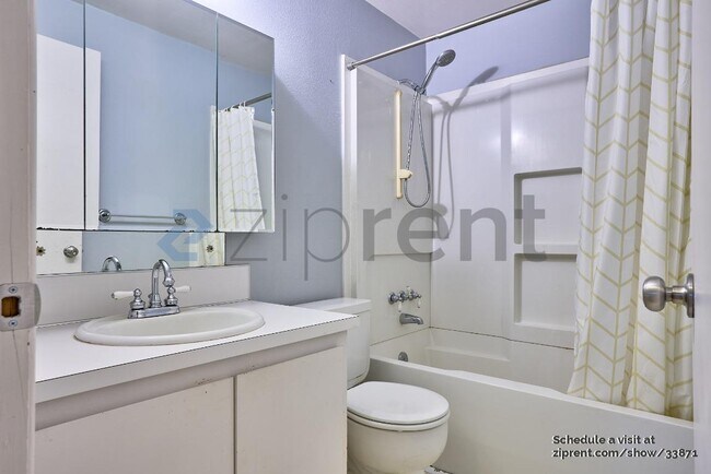 Building Photo - 3300 NE Robin Ct